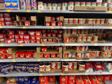 Grovetown, Ga USA - 09 07: 23: Walmart market içi konserve makarna yemekleri