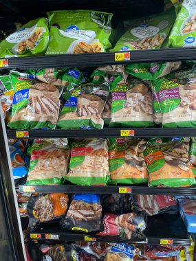 Grovetown, Ga USA - 09 07: 23: Walmart 'ın içi market içi torba salataları