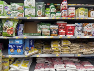 Grovetown, Ga USA - 103 03 22: Walmart perakende satış mağazası iç kesim şeker