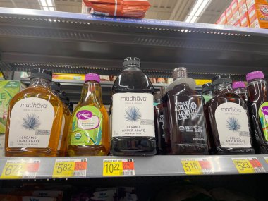 Grovetown, Ga USA - 103 03 22: Walmart perakende mağazasının içi üst raf balı