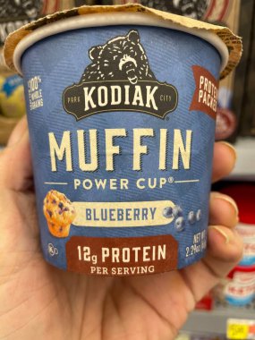 Grovetown, Ga USA - 103 03 22: Walmart perakende mağazası iç mimarisi Kodiak karışık kek kupası