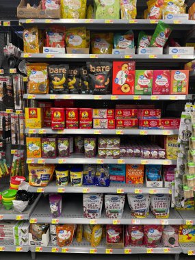 Grovetown, Ga USA - 103 03 22: Walmart perakende mağazası iç üzüm bölümü