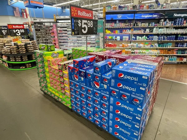 Grovetown, Ga USA - 08: 30 30 23: Walmart mağazasının iç perakende Pepsi paleti çeşitli meşrubatları sergiliyor