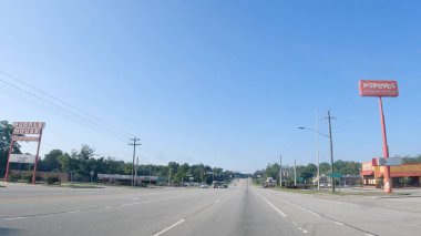 Millen, Ga USA - 08 09: 23: POV Millen Georgia 'da açık mavi gökyüzüne doğru sürüyor
