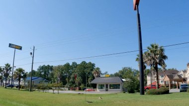Statesboro, Ga USA - 08 09: 23: Metro restoranının dışı açık mavi gökyüzü caddesi manzaralı