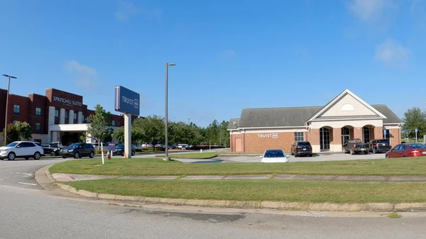 Statesboro, Ga USA - 08 09 09: 23: Street view Trust Bankası ve Statesboro Georgia 'da açık mavi gökyüzü