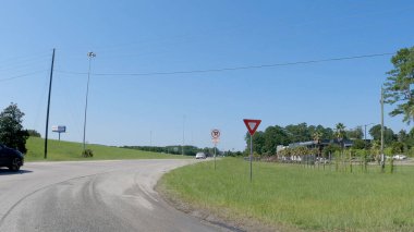 Savannah, Ga USA - 08 09 09: 23: Otoyol üzerindeki trafik 95 temiz mavi gökyüzüne çıkıyor