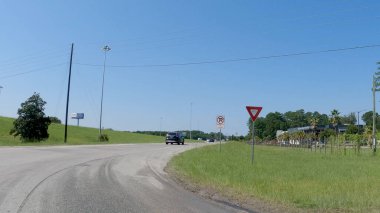 Savannah, Ga USA - 08 09: 23: POV sokak restoranları trafiği 95 no 'lu otoyola çıkıyor.