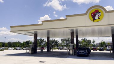 Jacksonville, Fla USA - 08 09: 23: Buc-ee 'nin perakende satış mağazası arabaları benzin pompalarında
