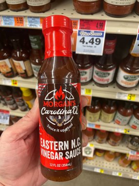 Hephzibah, Ga USA - 07 06 06 23: IGA Market iç mimarisi Morgans Carolina Q sos sirkesi