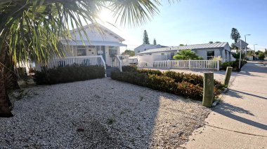 Hazine Adası, Fla USA - 08 09: 09 23: Gulf Bulvarı manzarası çakıl bahçesi küçük ev güneşi