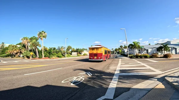 トレジャーアイランド アメリカ Gulf Blvd 黄色とオレンジ色のトロリーバス距離 — ストック写真