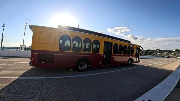 Остров Сокровищ Фла Сша Остров Сокровищ Оранжевый Желтый Автобус Тролли — стоковое фото