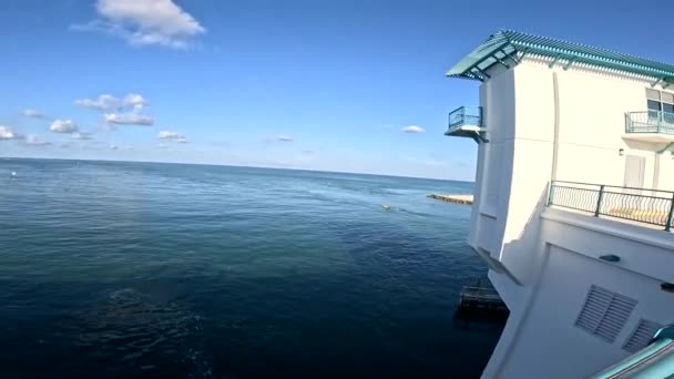 美国佛罗里达州 09年9月23日 宝岛约翰山口将桥板拉到一个禁止捕鱼标志上 — 图库视频影像