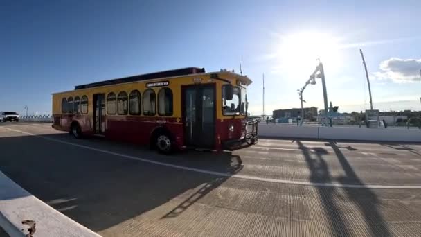 美国佛罗里达州 08年09月23日 约翰山口拉桥Pov跑车公共汽车和骑自行车的人慢动作 — 图库视频影像
