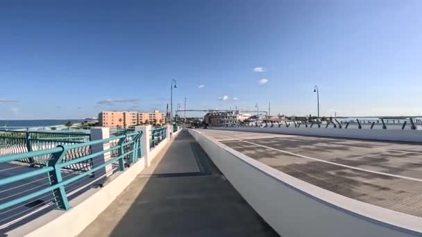 トレジャーアイランド アメリカ トレジャーアイランドビーチジョンズパスは トラフィックに直面して歩く橋を描きます — ストック動画