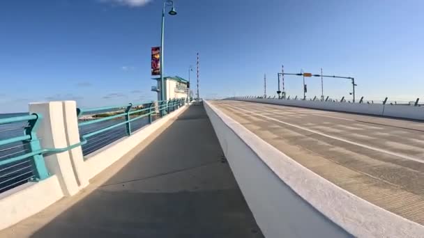 トレジャーアイランド アメリカ ジョンズパスは橋のサイドトラフィックに沿って歩く橋Povを描きます — ストック動画