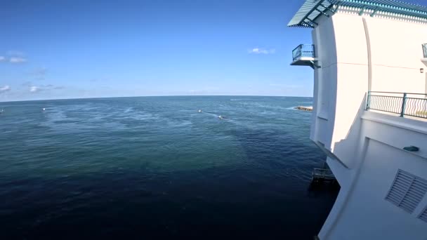 美国佛罗里达州 09年9月23日 宝岛海滩约翰海峡拖曳着驶向大海的舰桥 — 图库视频影像