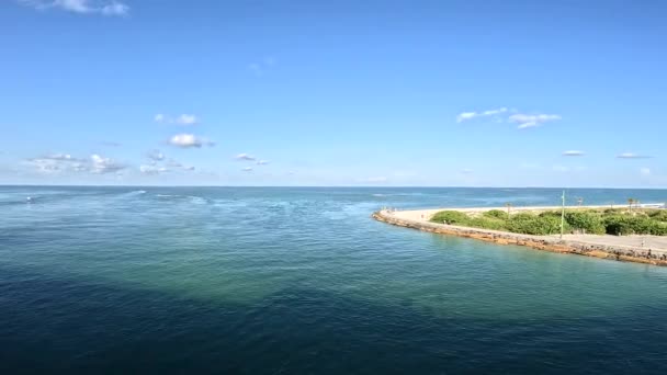 美国佛罗里达州 08年09月23日 宝岛海滩约翰山口拉起一座桥 望着大海中的船只 — 图库视频影像