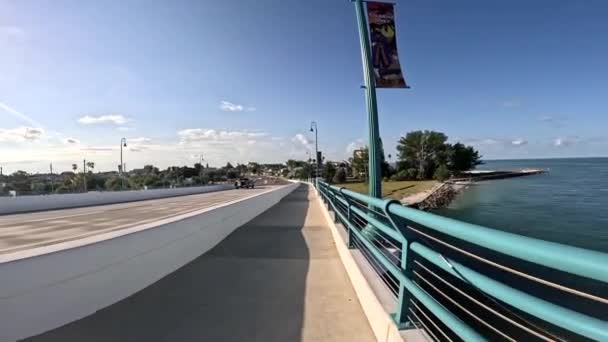 トレジャーアイランド アメリカ トレジャーアイランドビーチジョンズパスは 海を見下ろす歩道を歩く橋を描きます — ストック動画