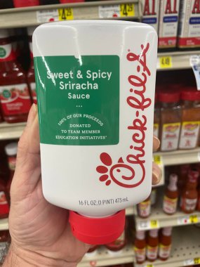 Hephzibah, Ga USA - 06 16 16 23: IGA Market Chick Fil A sos tatlı ve baharatlı