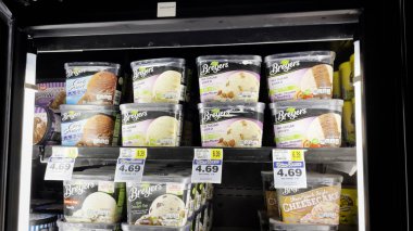 Hephzibah, Ga USA - 06: 15 23: IGA Market İçişleri Breyers Dondurması ve fiyatları