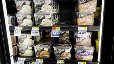 Hephzibah, Ga USA - 06: 15 23: IGA Market İçişleri Breyers Dondurma etiketleri