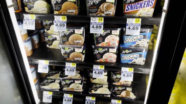 Hephzibah, Ga USA - 06: 15 23: IGA Market İçişleri Breyers Dondurmacısı