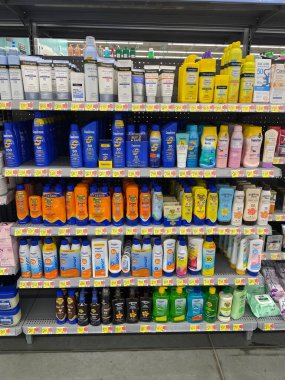 Grovetown, Ga USA - 09-26 23: Walmart perakende mağazası iç güneş kremi bölümü ve fiyatlar