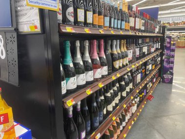 Grovetown, Ga USA - 09 26 23: Walmart perakende mağazası iç şarap rafları