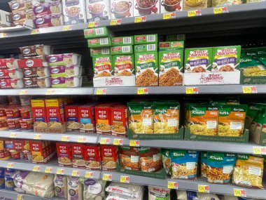 Grovetown, Ga USA - 09 26 23: Walmart perakende satış mağazası içi pirinç bölümü