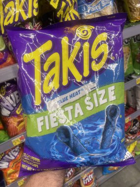 Grovetown, Ga USA - 09 26 23: Walmart perakende mağazası içi Takis fiesta fiesta çipleri