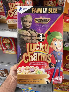 Grovetown, Ga USA - 09 26 23: Walmart perakende mağazası Galaksinin Lucky Charms savunucuları