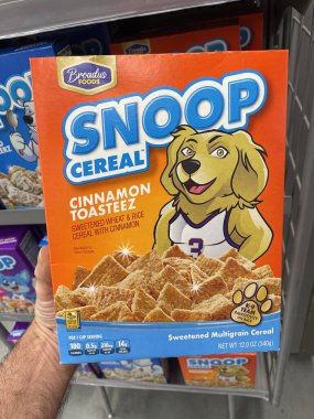Grovetown, Ga USA - 09-26 23: Walmart perakende mağazasının içi Snoop mısır gevreği markalı tarçın