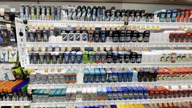 Grovetown, Ga USA - 05: 13 22: Kroger bakkal erkek deodorantları bölümünü kapatın