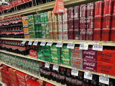 Augusta, Ga USA - 06: 25 23: IGA Market Coca Cola Ürünleri Bölüm Görünümü
