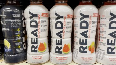 Augusta, Ga USA - 06: 25 23: Hazır enerji içeceği şişeleri bir mağazanın rafında