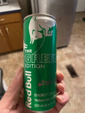 Grovetown, Ga USA - 09: 30 30 23: Red Bull 'un yeşil ilavesini tutan kişi