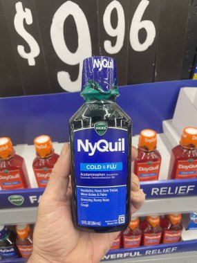 Grovetown, Ga USA - 09: 30 30 23: Walmart bakkal NyQuil elinde