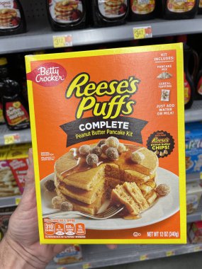 Grovetown, Ga USA - 09: 30 30 23: Walmart market Reeses Cups krep karışımı