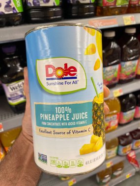 Grovetown, Ga USA - 09: 30 30 23: Walmart market Dole Konserve Ananas Suyu