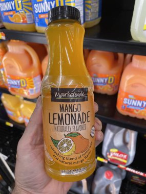 Grovetown, Ga USA - 09: 30 30 23: Walmart Market Marketi Mango Limonatası