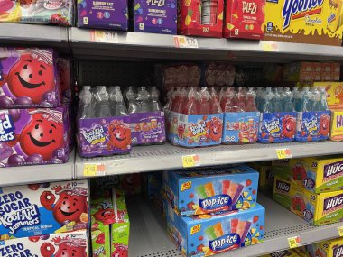 Grovetown, Ga USA - 09: 30 23: Walmart market çocukları raflarda içki içip sarılıyorlar