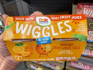 Grovetown, Ga USA - 09: 30 30 23: Dole Wiggles meyve tabakları portakal