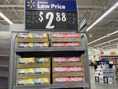 Grovetown, Ga USA - 09: 30 30 23: Walmart Marketi Dole çocuk bardakları ve fiyatları