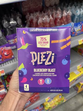 Grovetown, Ga USA - 09: 30 30 23: Walmart marketi Plezi içecek karışımı üzüm