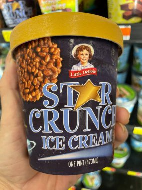 Grovetown, Ga USA - 08 06 06 23: Walmart Marketi Küçük Debbie Dondurma Yıldızı Crunch