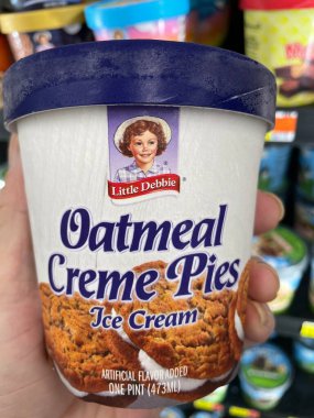 Grovetown, Ga USA - 08 06 06: 23: Walmart marketi Küçük Debbie dondurma yulaf ezmesi kremalı turtaları