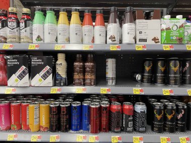Grovetown, Ga USA - 08 06 06: 23: Walmart market özel enerji içeceği bölümü ve fiyatları