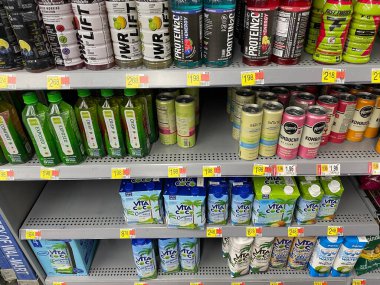 Grovetown, Ga USA - 08 06 06 23: Walmart Hindistan cevizi suyu bölümü